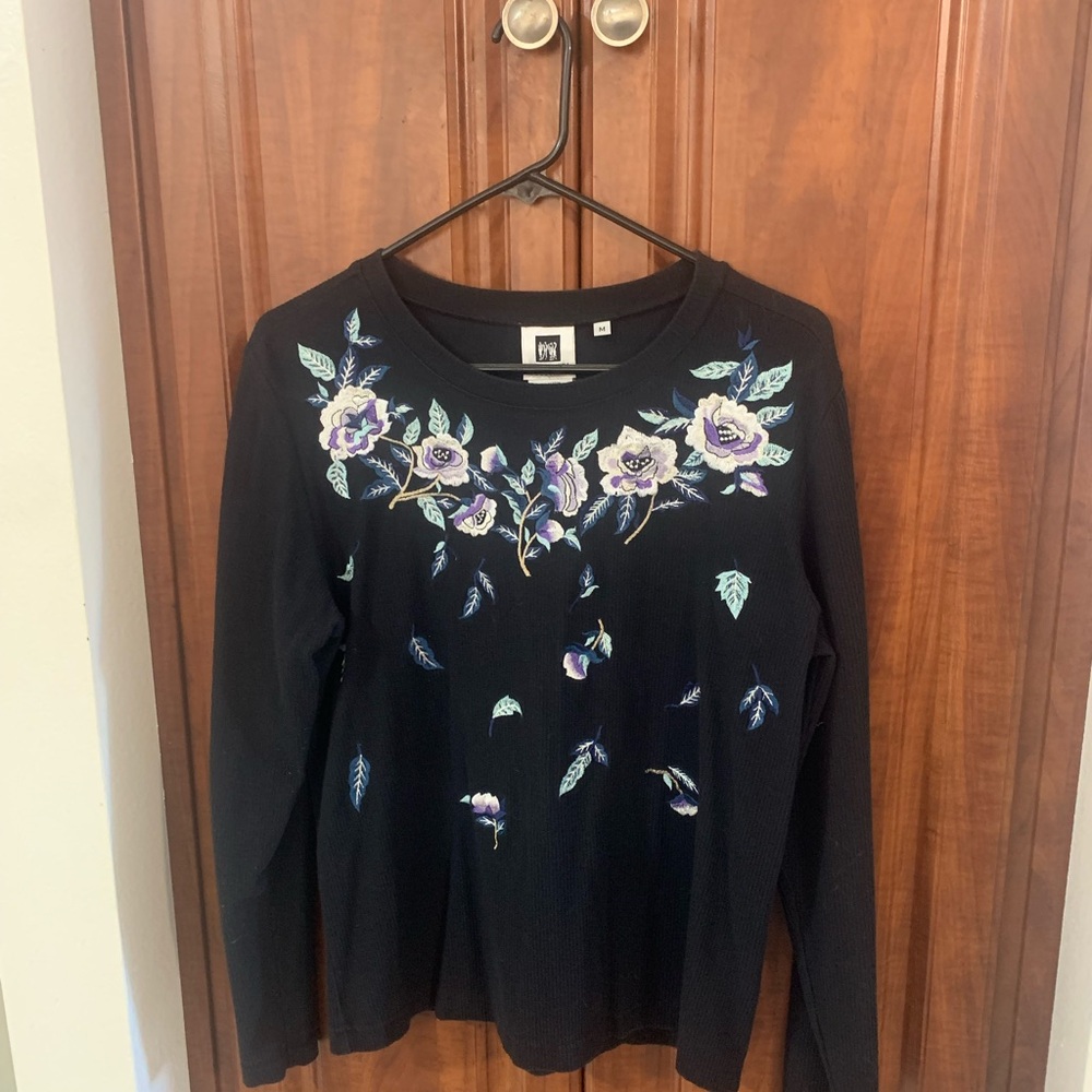 TOGETHER BLACK LONG SLEEVE PULLOVER PRETTY TOP WITH FLOWERS ON FRONT SIZE M
